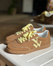 Charger l'image dans la galerie, Baskets AURA initials Camel by Vanessa Wu