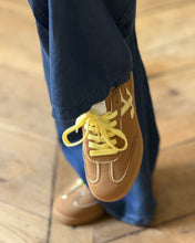 Charger l'image dans la galerie, Baskets AURA initials Camel by Vanessa Wu