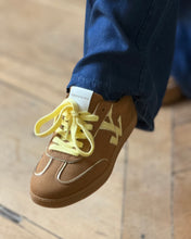 Charger l'image dans la galerie, Baskets AURA initials Camel by Vanessa Wu