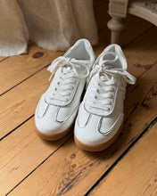 Charger l'image dans la galerie, Baskets AURA initials blanc by Vanessa Wu