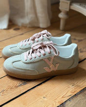 Charger l'image dans la galerie, Baskets AURA initials vert by Vanessa Wu