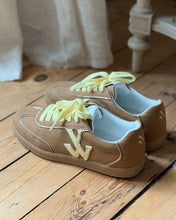 Charger l'image dans la galerie, Baskets AURA initials Camel by Vanessa Wu