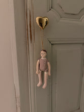 Charger l'image dans la galerie, Poupée à suspendre
