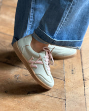 Charger l'image dans la galerie, Baskets AURA initials vert by Vanessa Wu
