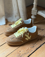 Charger l'image dans la galerie, Baskets AURA initials Camel by Vanessa Wu
