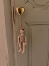 Charger l'image dans la galerie, Poupée à suspendre
