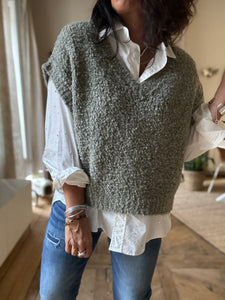Pull sans manche bouclette