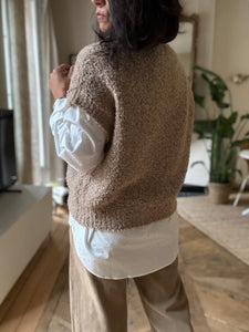 Pull sans manche bouclette