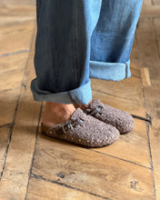Charger l'image dans la galerie, Mules bouclettes taupe 6610
