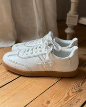 Charger l'image dans la galerie, Baskets AURA initials blanc by Vanessa Wu
